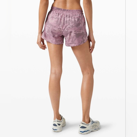 Lululemon Hotty Hot Short II *Long 4" Size 10 - Picture 4 of 4